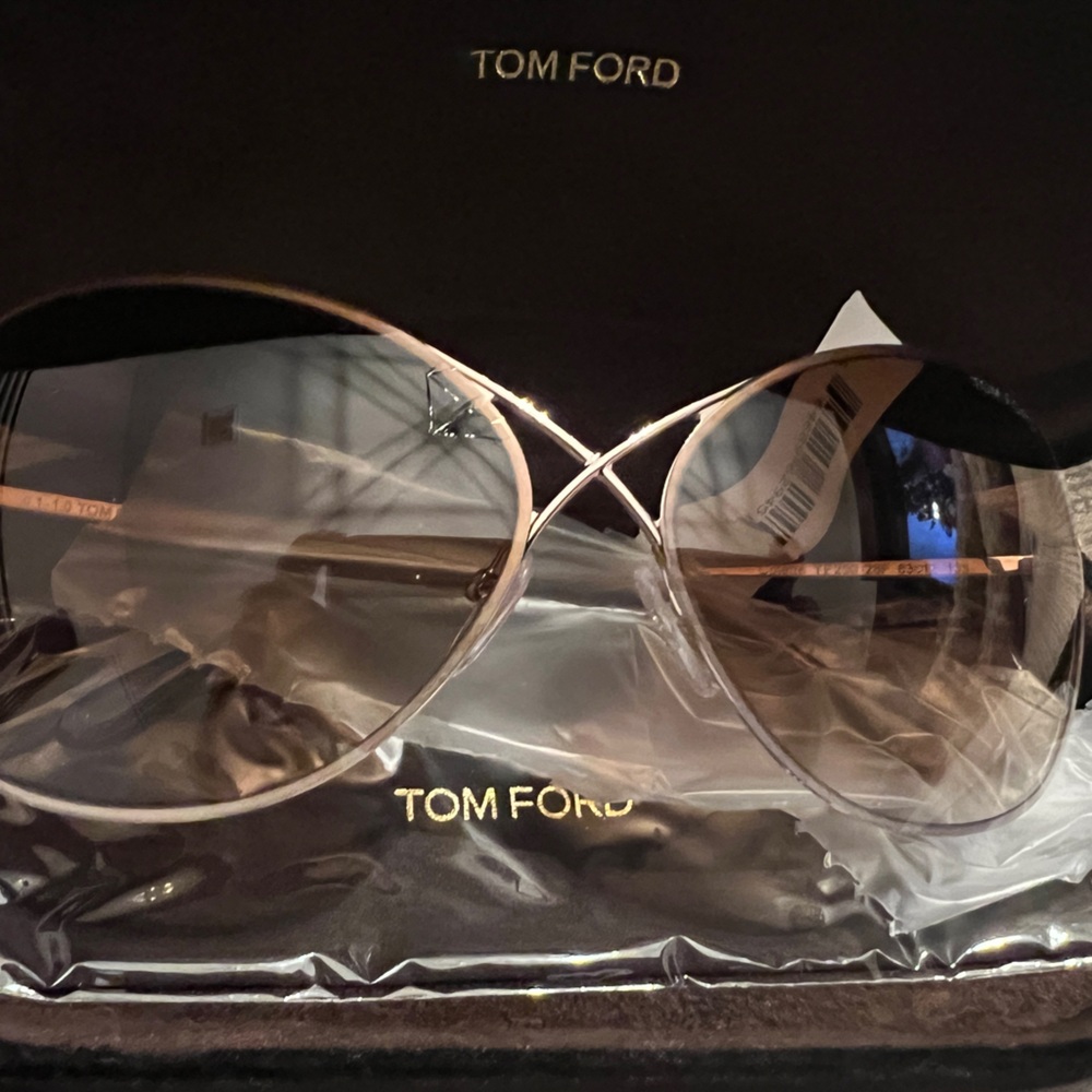 Authentic Tom Ford ladies sunglasses. new with tag.